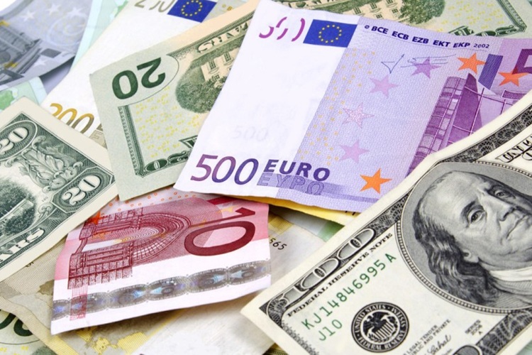 ثبات قیمت دلار در بازار ارز تجاری؛ یورو در مدار ریزش