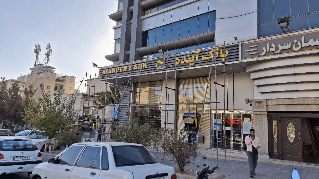 اعلام نحوه خرید سهام سهام‌داران خرد بانک آینده | تکلیف سهامداری که تمایل به فروش سهام ندارد، چه می شود؟