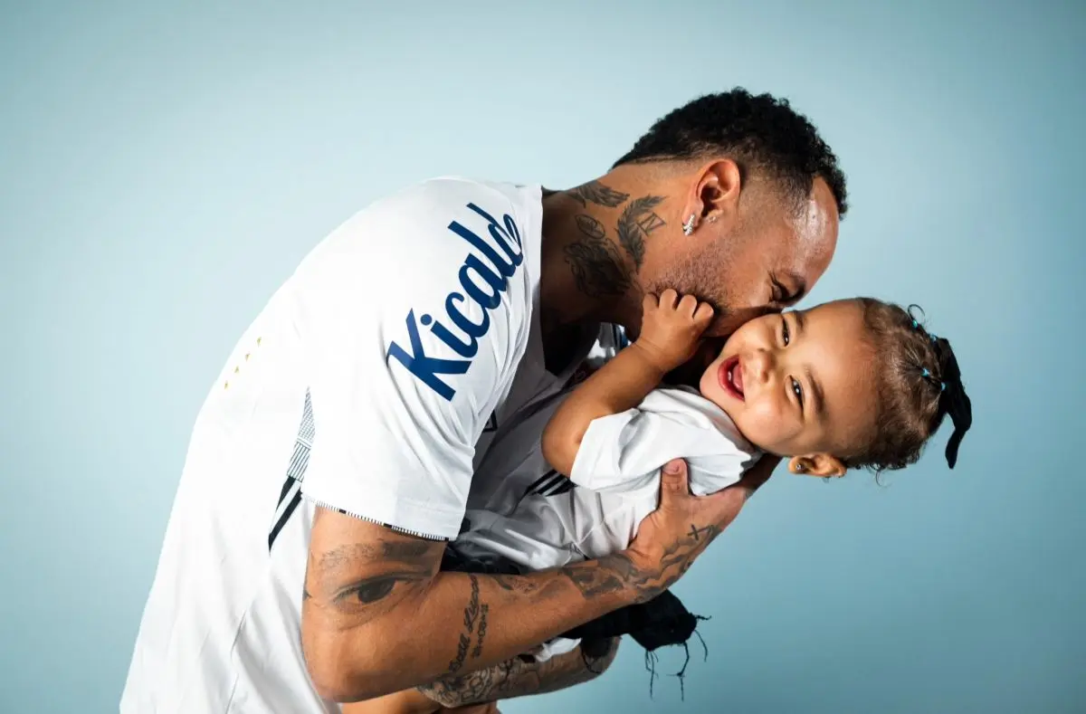 تصاویر دیدنی از حضور نیمار و دختر کوچکش در زمین فوتبال + فیلم