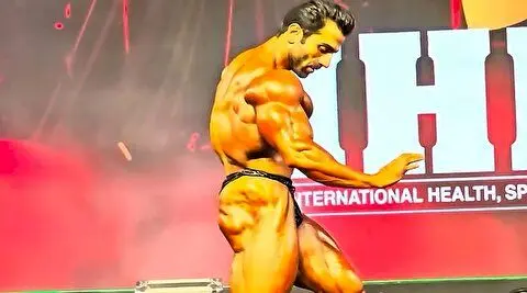 قهرمان پرورش اندام ایران با آهنگ داریوش روی صحنه رفت!/ویدیو