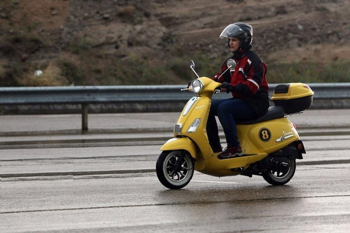 موتورسواری زنان حالا دیگر برای شهروندان عادی شده/ موتورهایی به رنگ بنفش یاسی،قرمزگوجه ای و زردقناری زیرپای خانمها موتورسواری زنان حالا دیگر برای شهروندان عادی شده/ موتورهایی به رنگ بنفش یاسی،قرمزگوجه ای و زردقناری زیرپای خانمها