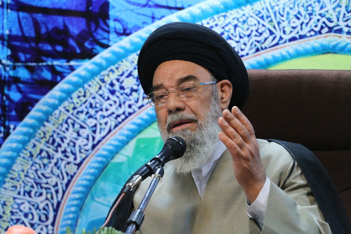 امام جمعه اصفهان: زن و مرد در اسلام از نظر انسانیت مساوی‌اند/ در غرب با زن مثل کالا رفتار می‌شود/ حجاب بهترین عامل برای محفوظ ماندن از آزار است