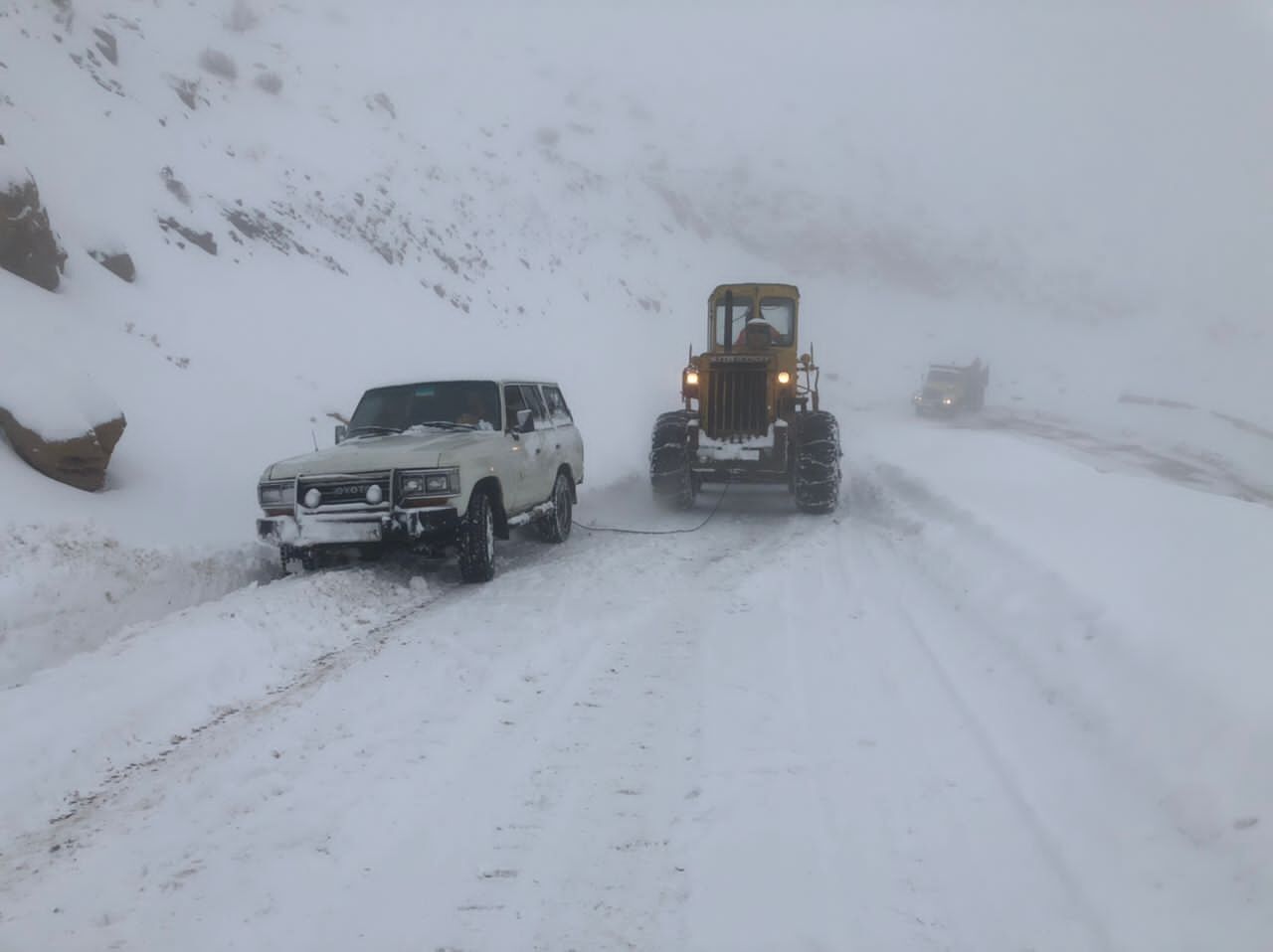 بارش باران و برف، مه و ترافیک سنگین در آزادراه‌ها