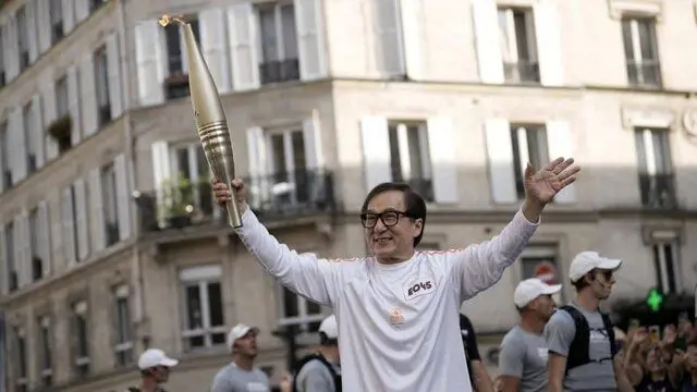 حمل مشعل المپیک توسط جکی چان +فیلم حمل مشعل المپیک توسط جکی چان +فیلم