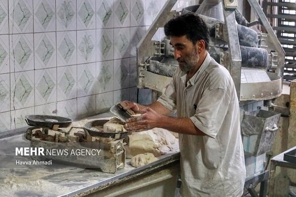 گران‌فروشی پنهان نانوایی‌ها؛ کارت را بده، سؤال نپرس!+ فیلم