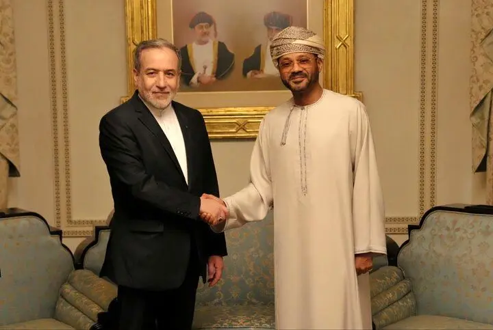 اولین دور مذاکرات هسته‌ای در مسقط: دیدار عراقچی با وزیر امور خارجه عمان  + عکس