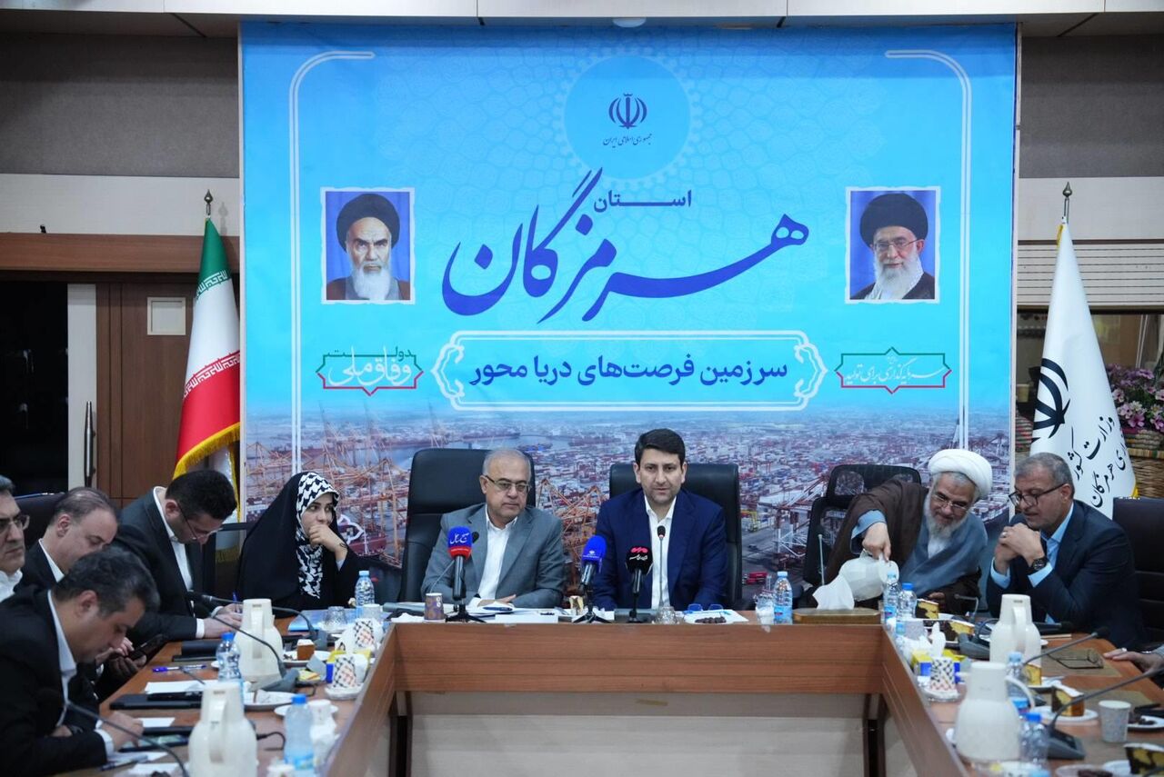 با حضور وزیر ارتباطات، ۴۲۵ طرح ارتباطی و فناوری در هرمزگان به بهره‌برداری رسید