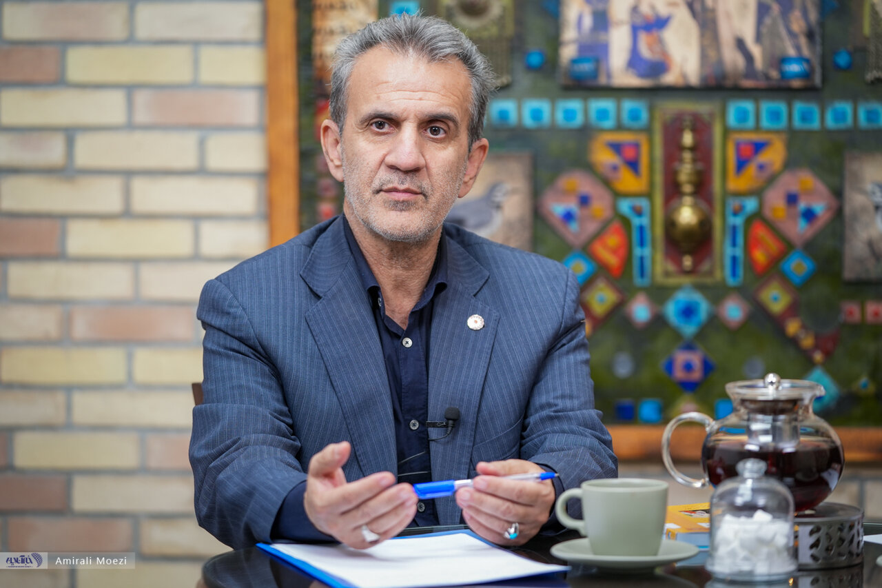 در شرایطی که جامعه درگیر سوگ جمعی است، دولت و حاکمیت باید کنار مردم باشند