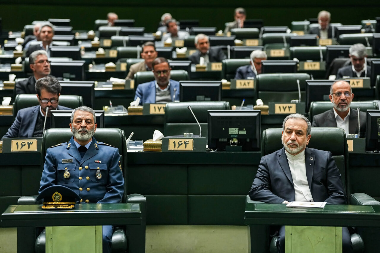 گپ‌وگفت عراقچی با نمایندگان در جلسه غیرعلنی مجلس/ عکس خاص از رئیس ستاد کل نیروهای مسلح در کنار وزیر امور خارجه + تصاویر مهم از بهارستان