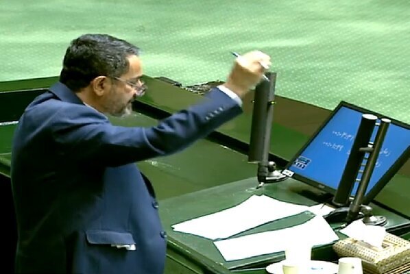 یک نماینده مجلس تصاویر سران اروپایی را به سطل آشغال ریخت/ زارعی: بیت مهم حضرت آیت الله العظمی نوری همدانی را فریاد میکنیم+ عکس یک نماینده مجلس تصاویر سران اروپایی را به سطل آشغال ریخت/ زارعی: بیت مهم حضرت آیت الله العظمی نوری همدانی را فریاد میکنیم+ عکس