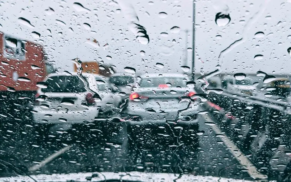 بارش باران و مه‌گرفتگی در جاده‌های ۷ استان | این محورها مسدود است