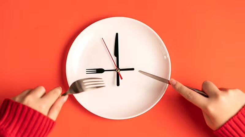 چرا بدن شب‌ها با غذاها مهربان نیست؟/ عوارض دیر شام خوردن را بشناسید