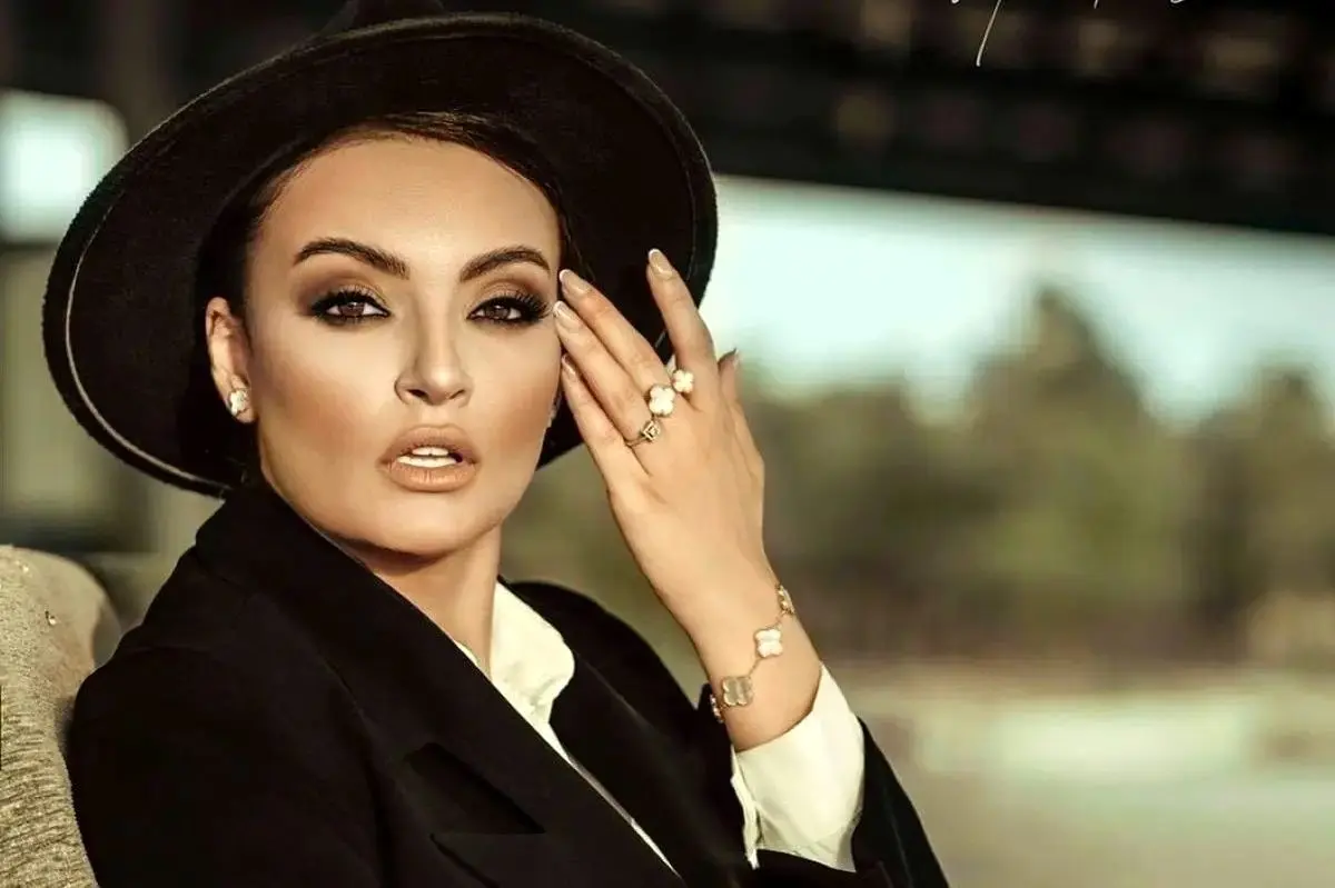 ژست هنری نیلوفر پارسا در طبیعت شمال + عکس