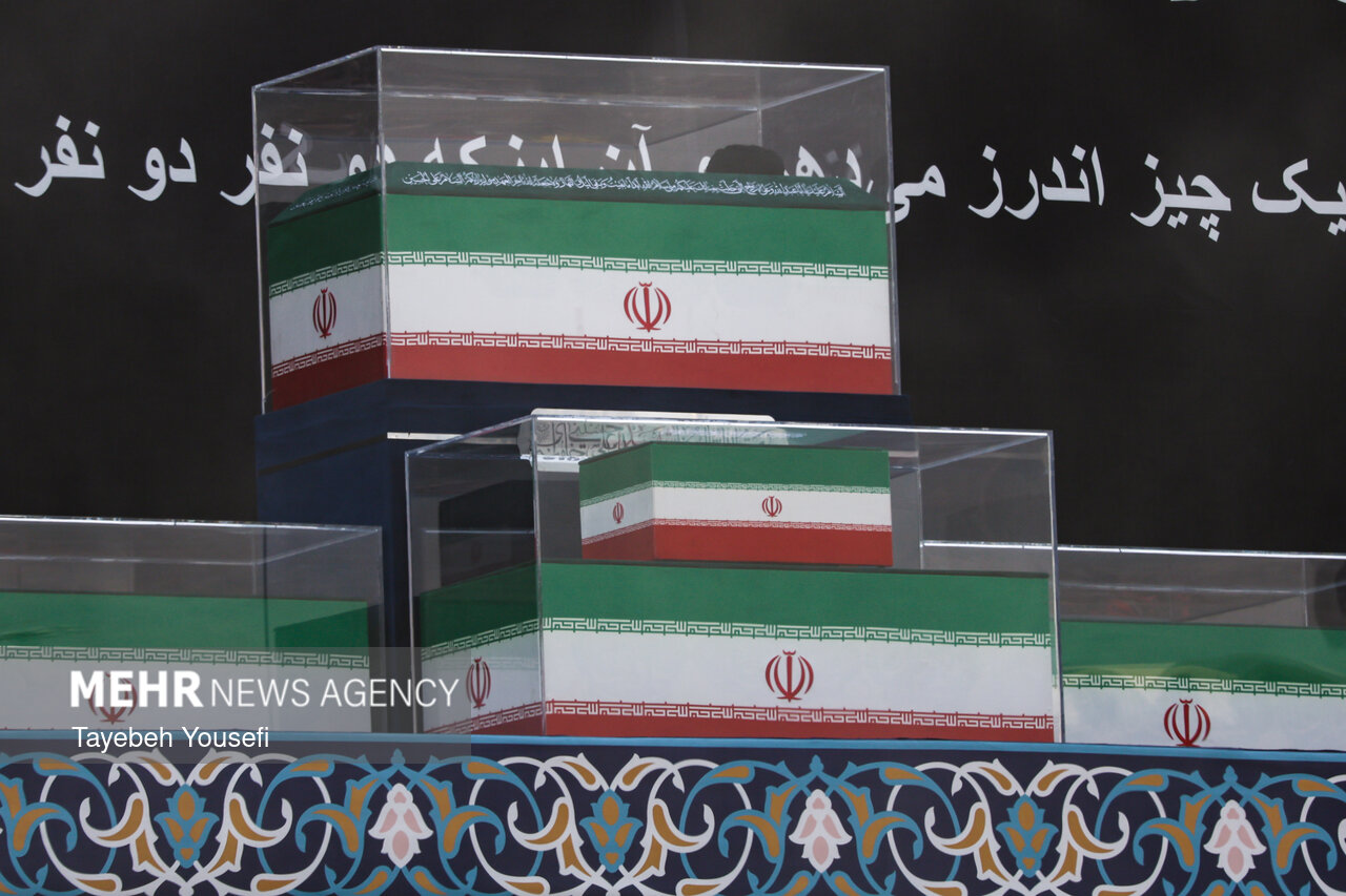 آیت‌الله سبحانی بر پیکر مطهر رهبر شهید انقلاب اقامۀ نماز می‌کنند