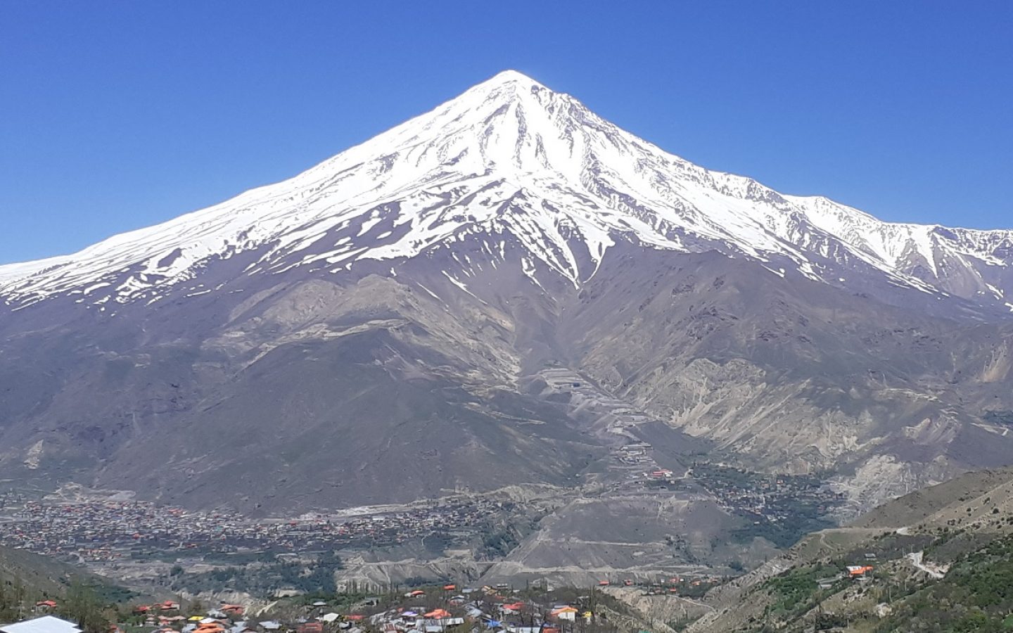 آتشفشان دماوند فعال می‌شود؟ خروج گاز از دهانه کوه + ویدیو