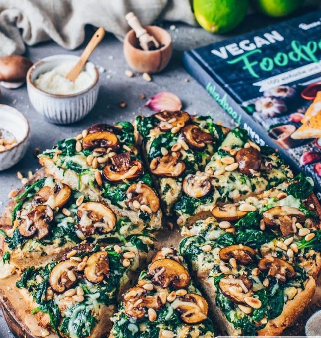 طرز تهیه پیتزای اسفناج و پنیر و قارچ ساده و خوشمزه بدون گوشت