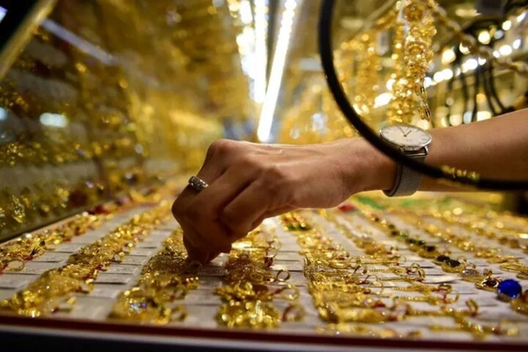 چرا قیمت طلا در بازار تهران برخلاف رشد جهانی ریزش کرد؟ چرا قیمت طلا در بازار تهران برخلاف رشد جهانی ریزش کرد؟