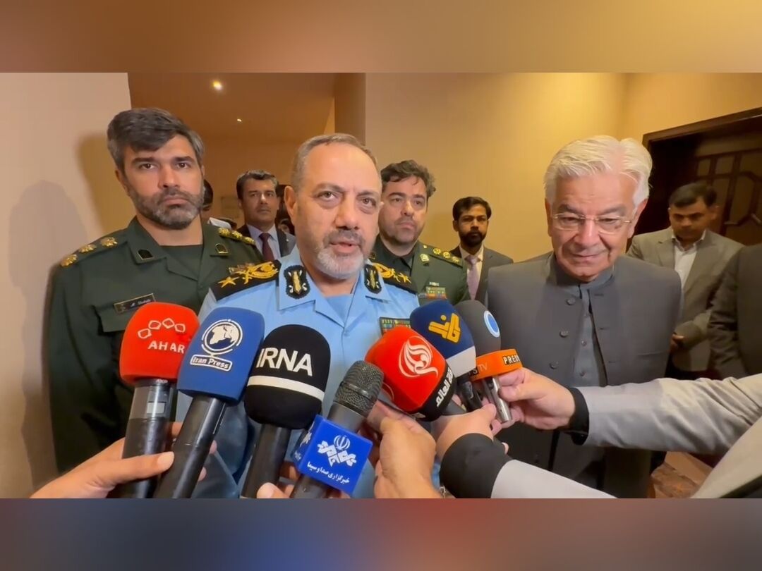 گفت‌وگوی وزرای دفاع ایران و پاکستان در حاشیه سفر رسمی رئیس‌جمهور