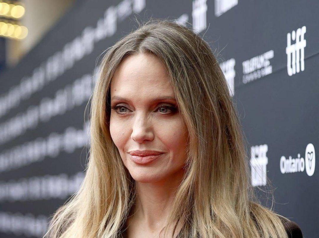 آنجلینا جولی با استایل متفاوت در جشنواره فیلم تورنتو ظاهر شد”+عکس آنجلینا جولی با استایل متفاوت در جشنواره فیلم تورنتو ظاهر شد”+عکس