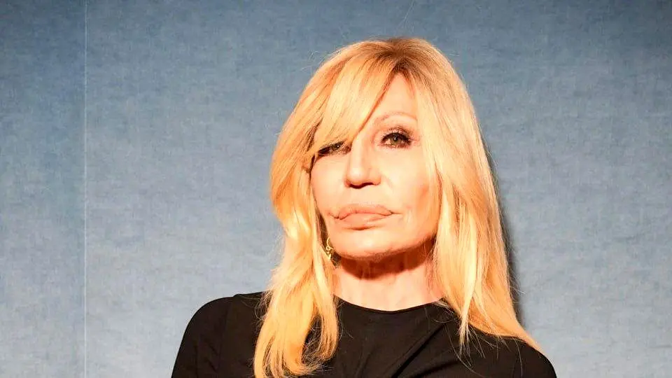 آیا دوناتلا ورساچه فیلرهایش را حذف کرده؟ نگاهی به رازهای زیبایی جدید او+ تصاویر