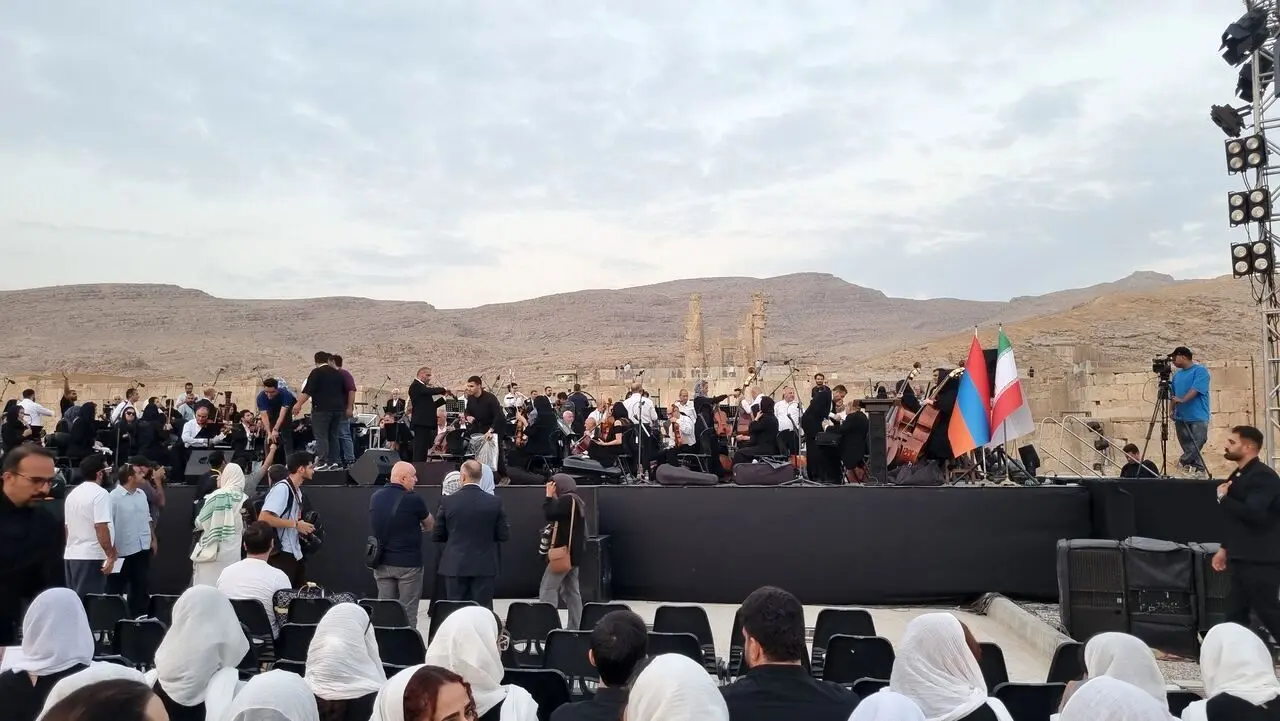 اجرای ارکستر ارمنستان و کر شیراز در قلب تخت جمشید تا دقایقی دیگر+ فیلم