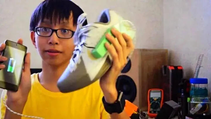 اختراع خلاقانه نوجوان ۱۵ ساله؛ کفشی که موبایل را حین راه رفتن شارژ می‌کند