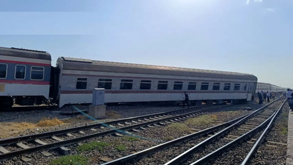 اولین تصاویر منتشر شده از حادثه خروج قطار از ریل در مشهد اولین تصاویر منتشر شده از حادثه خروج قطار از ریل در مشهد