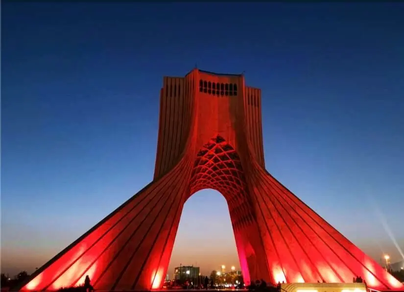 برج آزادی قرمز شد