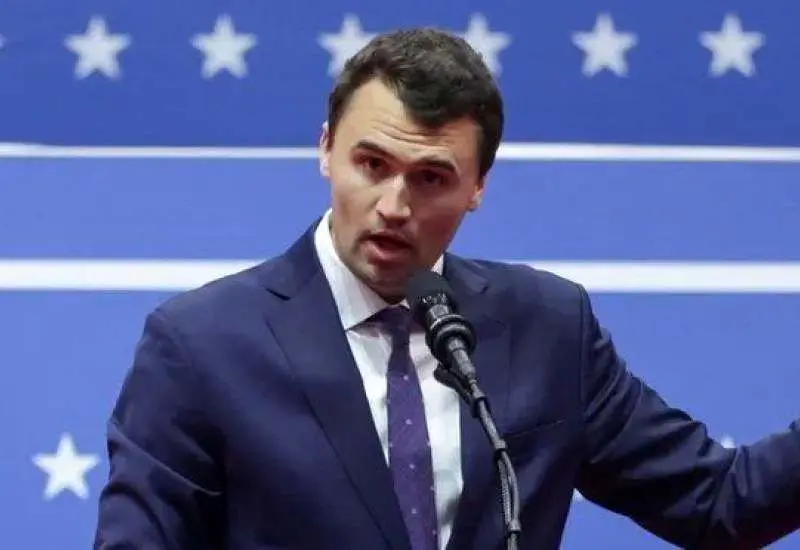 بوسیدن دست های «چارلی کرک» در تابوت توسط همسرش/ویدیو