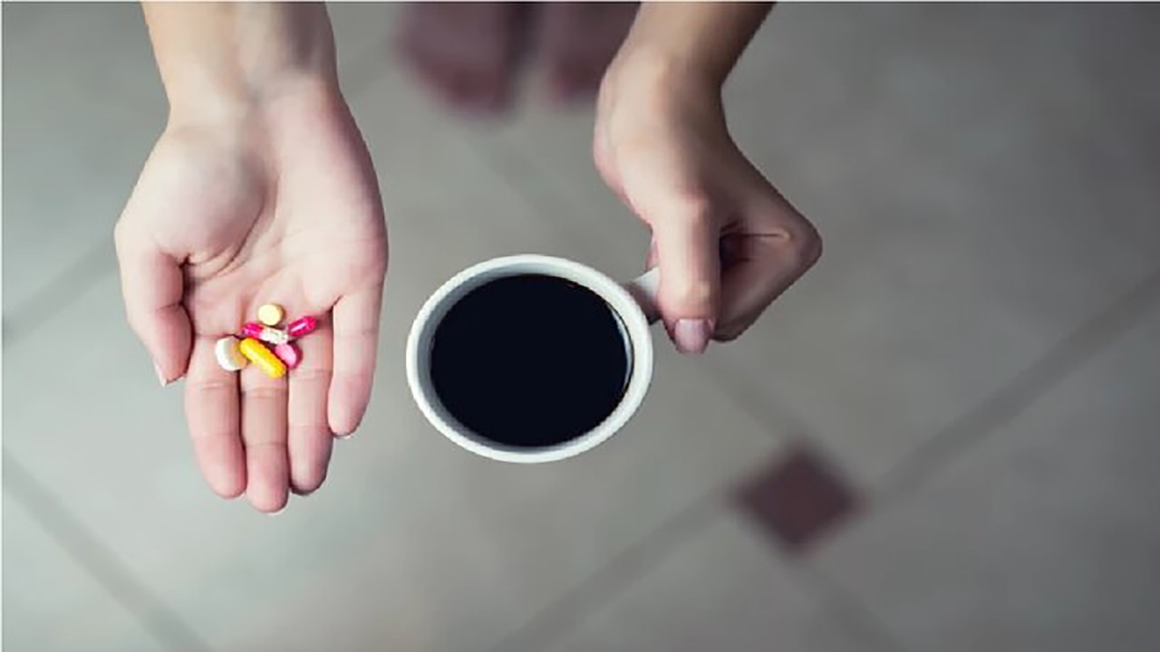 تاثیر منفی قهوه روی این قرص‌ها را جدی بگیرید