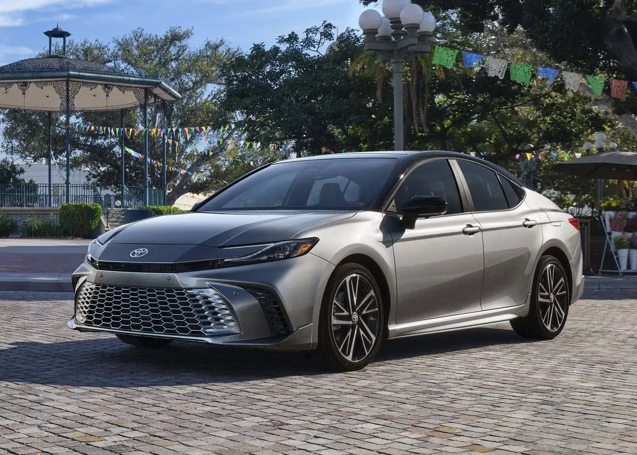 تویوتا کمری ۲۰۲۵: سدان هیبریدی پیشرفته با فناوری‌های نوآورانه