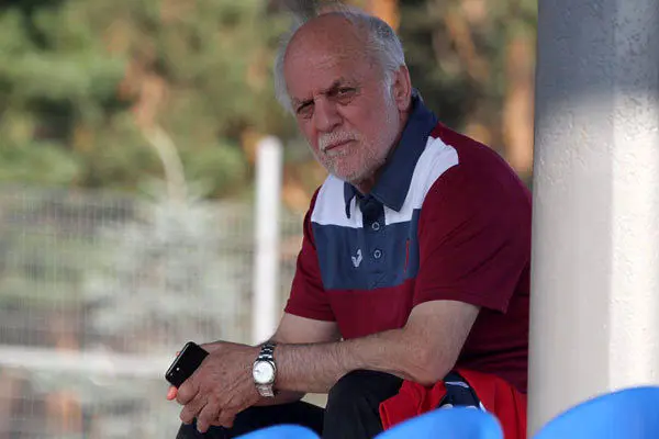 جشن تولد ۷۷ سالگی محمود خوردبین پیشکسوت پرسپولیس در کنار دخترش/عکس