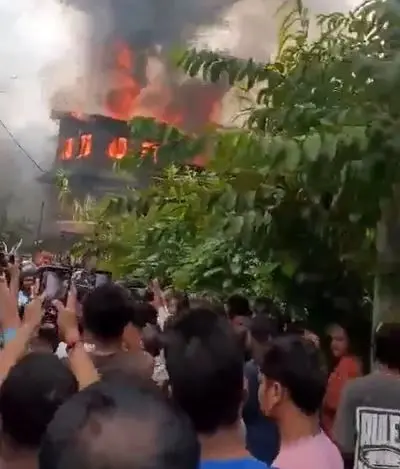 خانه نخست‌وزیر نپال در آتش خشم معترضان سوخت + ویدیو