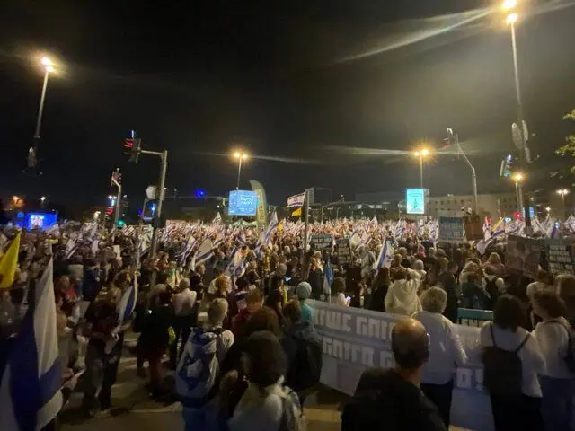 خشم معترضان مقابل خانه نتانیاهو؛ «جنگ را متوقف کن!»