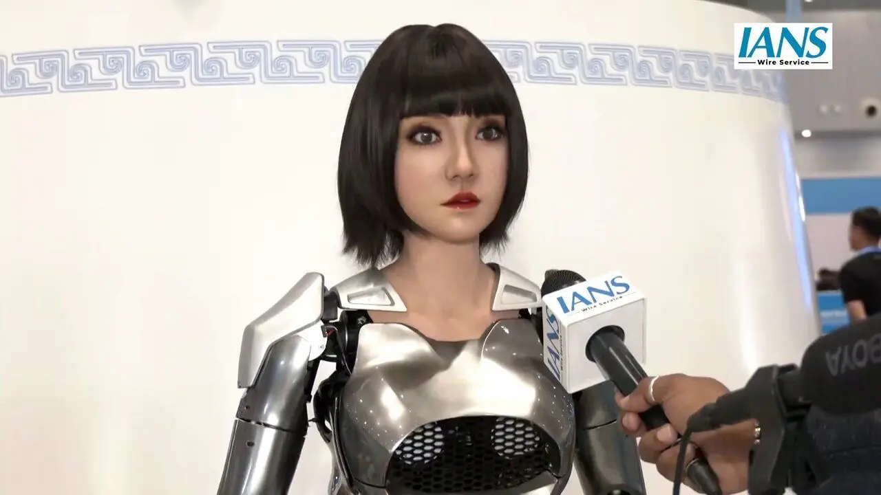 درخشش ربات شیائو هه در اجلاس شانگهای /ربات دستیارخبرنگارها همه را شگفت‌زده کرد