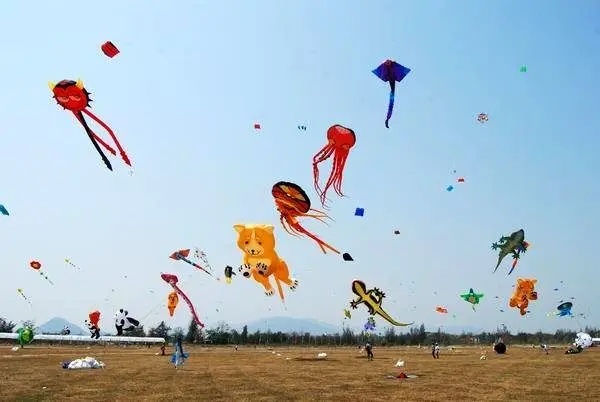 رقص غول‌ها در آسمان برلین؛ فستیوال بادبادک‌های غول‌پیکر هزاران نفر را به وجد آورد+ویدیو