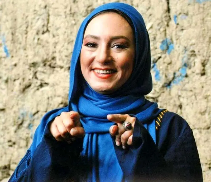 سحرولدبیگی در حال قلاب بافی در گوشه دنج خانه‌اش