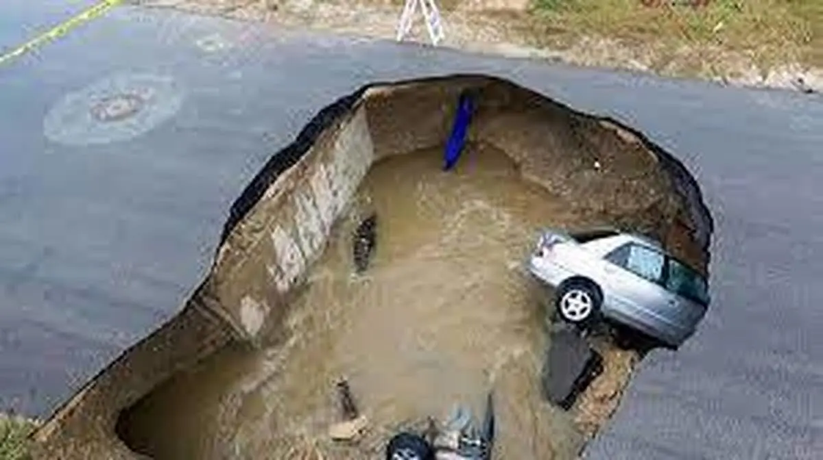 سقوط هولناک کامیون در چاه فاضلاب+ فیلم