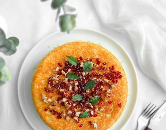 طرز تهیه ته چین مرغ لونگی شمالی با گردو و رب انار