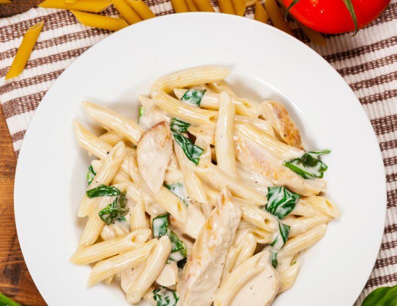 طرز تهیه پاستا با سس سفید ساده و آسان با مرغ و قارچ گام به گام طرز تهیه پاستا با سس سفید ساده و آسان با مرغ و قارچ گام به گام