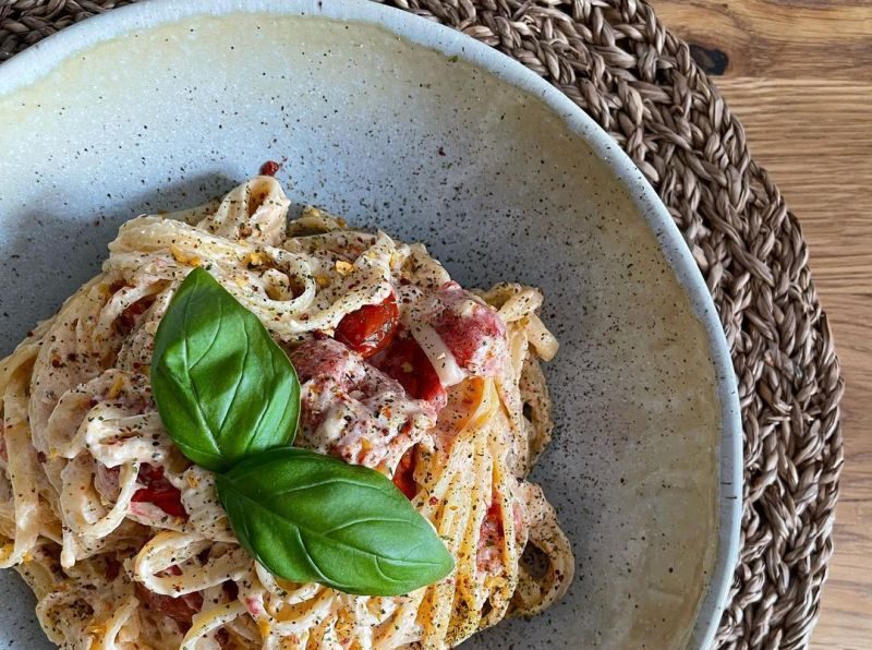 طرز تهیه پاستا با پنیر فتا و گوجه گیلاسی ساده و خوشمزه در فر