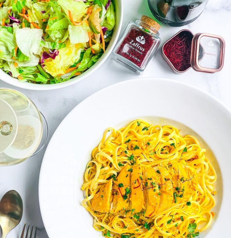 طرز تهیه پاستا خامه ای زعفرانی ساده، خوشمزه و رستورانی با مرغ