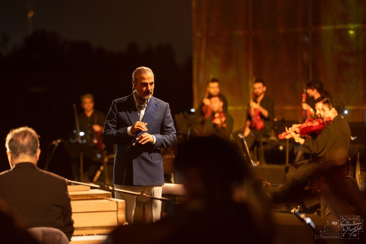 علیرضا قربانی در شب آخر «ایرانم» در تهران: دوری از شما غمی است بر دل ما+عکس علیرضا قربانی در شب آخر «ایرانم» در تهران: دوری از شما غمی است بر دل ما+عکس