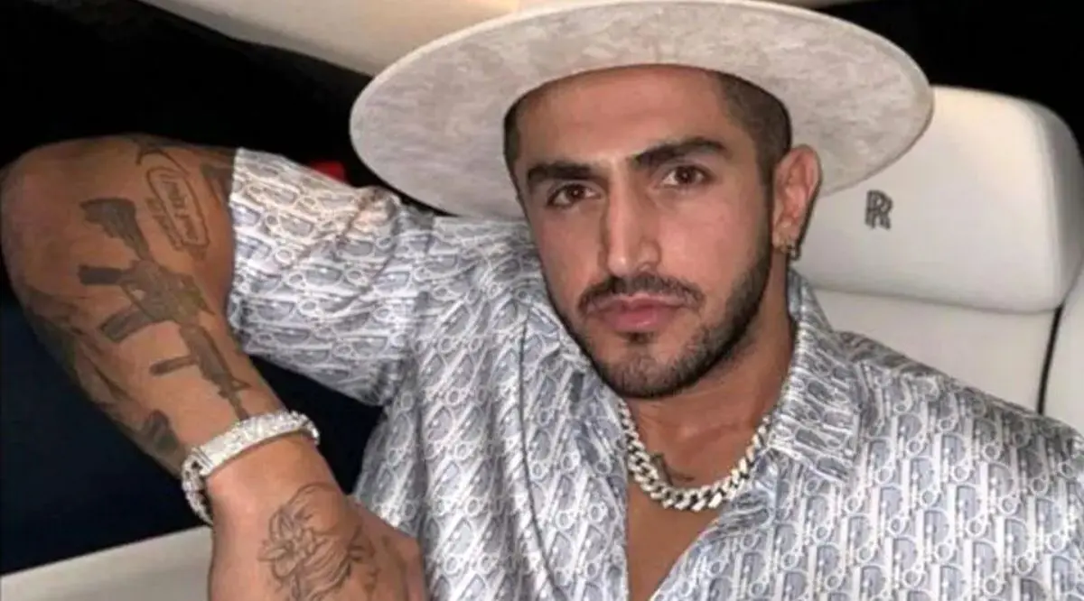 عکس جنجالی آیسان اسلامی و دختر مهستی بر سر مزار بانو هایده و مهستی عکس جنجالی آیسان اسلامی و دختر مهستی بر سر مزار بانو هایده و مهستی