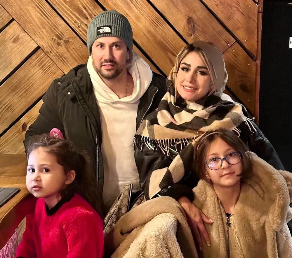 عکس داغ و تازه شاهرخ استخری و خانواده‌اش در یک کافه