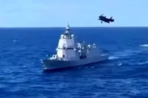 فرود عمودی جنگنده اف-۳۵ بر روی عرشه ناو هواپیمابر/ویدیو