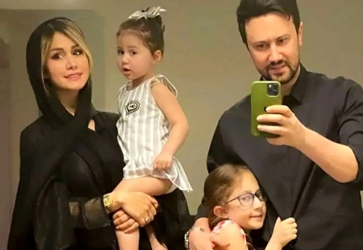 قاب صمیمی خانواده شاهرخ استخری در یک رستوران