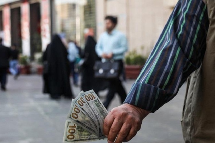 قیمت دلار به زودی کاهش می‌یابد؟ ؛ آینده بازار ارز از نگاه کارشناسان