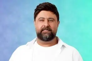 محمد علیزاده با استایلی اسپرت و شیک در یک تئاتر دیده شد