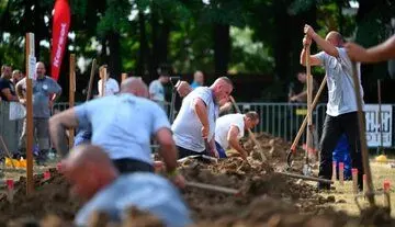 مسابقه عجیب قبرکنی در مجارستان+ عکس